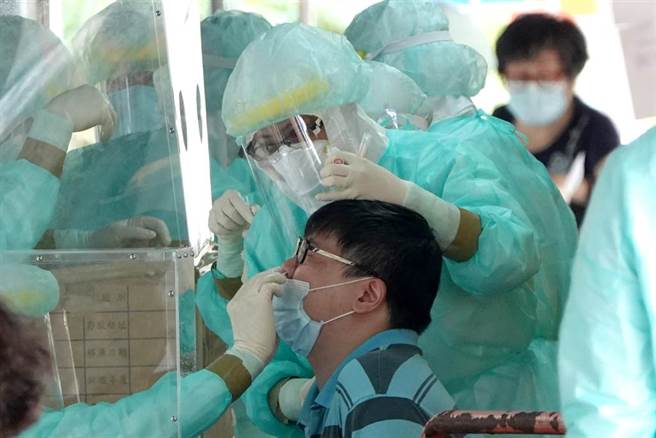 为防止新冠肺炎疫情延烧，台北市成立机动快筛队，7日前往万华热区执行筛检任务，共有109人预先登记，并分时段採检。（黄世麒摄）