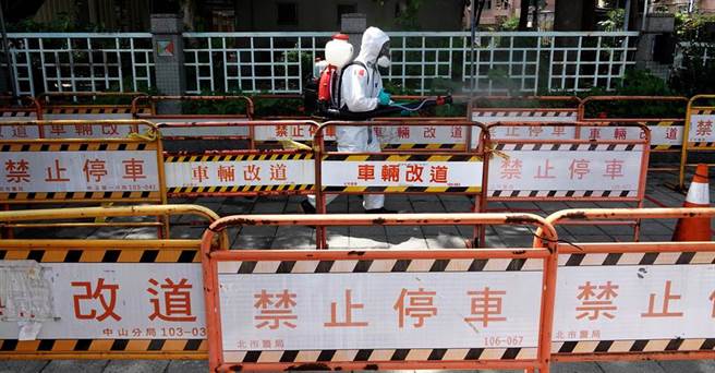 国军化学兵也全力支援，频繁地在站内外清消。（黄世麒摄）
