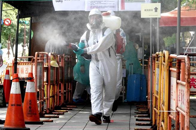 国军化学兵也全力支援，频繁地在站内外清消。（黄世麒摄）
