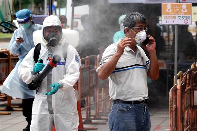 国军化学兵也全力支援，频繁地为周遭环境及工作人员清消。（黄世麒摄）
