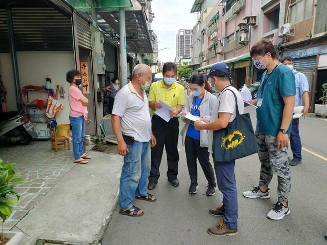 桃园市议员刘胜全7日会同市府人员、里长至受害住户逐户查核。（刘胜全提供）