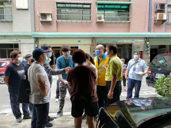 桃园市议员刘胜全7日会同市府人员、里长至受害住户逐户查核。（刘胜全提供）