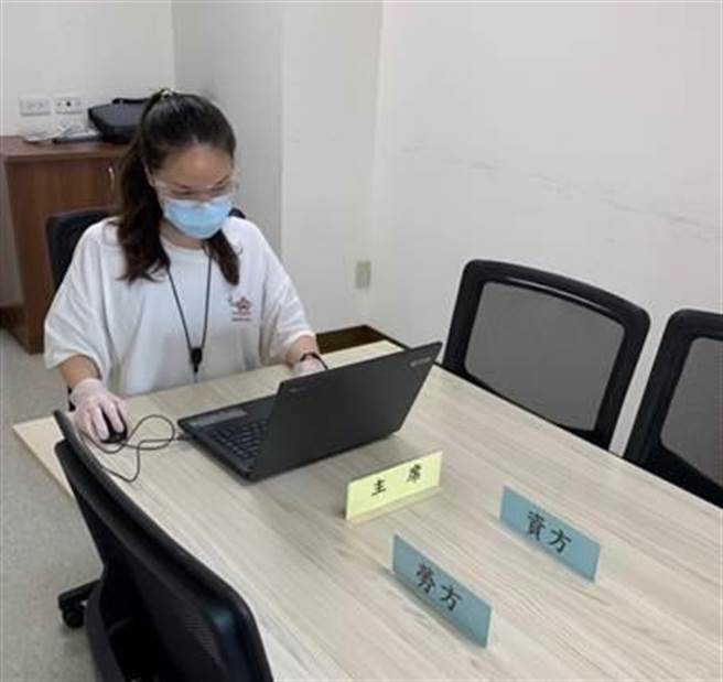 （北市劳动局为因应国内COVID-19疫情警戒升级，降低现场接触的风险，即日起率全国之先，首设「劳资争议视讯调解服务」。图／劳动局提供）
