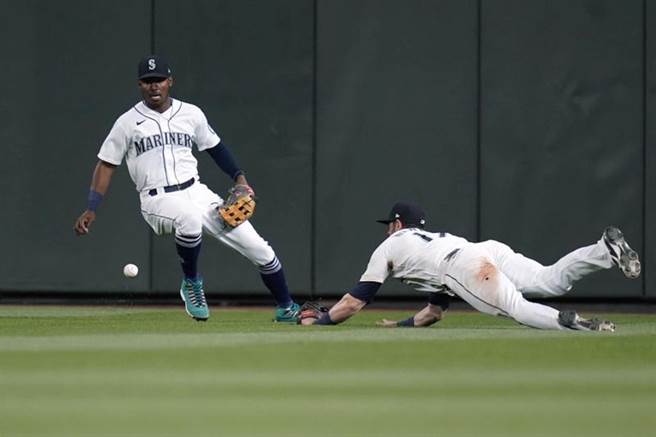 各国职棒延长赛的赛制不同，对运彩「大」、「小」分玩法也会产生关键性的影响。图为水手队外野手Mitch Haniger(右)飞扑接球失败。（美联社资料照）