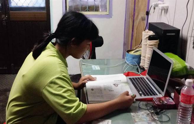 全国学校採远距教学，偏乡贫童家中没电脑，只能到亲戚家中暂时借用。（台湾世展会提供／庄哲权台东传真）