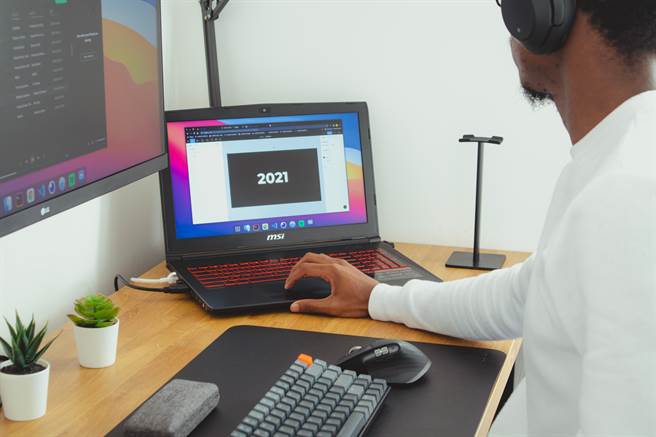 有4成上班族任职的企业因防疫启动在家工作措施。（图/取自Unsplash）