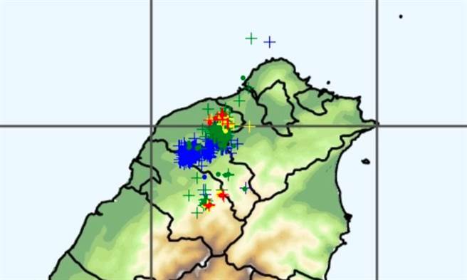 下午4点多，有民眾突然听到一声不明巨响，由于声响不像雷声，民眾议论是否有地方发生爆炸。图为下午16：10气象局即时闪电讯号。（翻摄气象局）