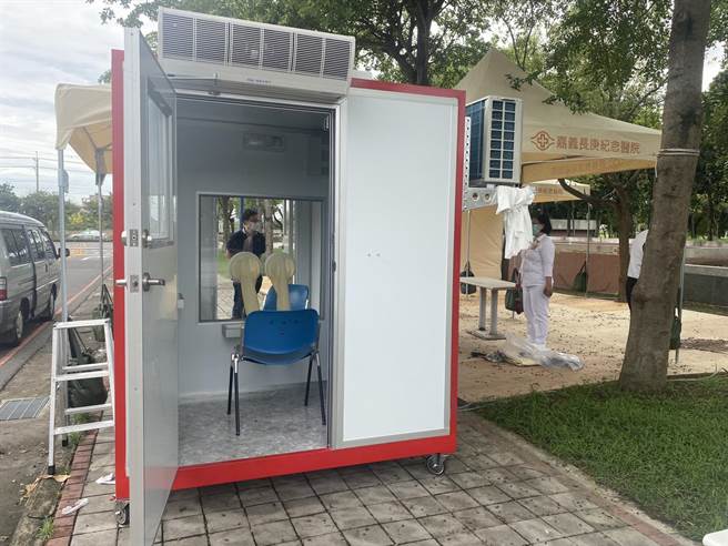 嘉义县首座正压採检舱设立在长庚医院前筛检站。（嘉县政府提供／张亦惠嘉县传真）