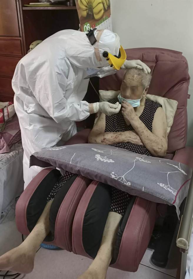 新北市牙医师公会自组防疫筛检与疫苗接种志愿军，7日开始加入到宅快筛服务。（新北牙医师公会提供）