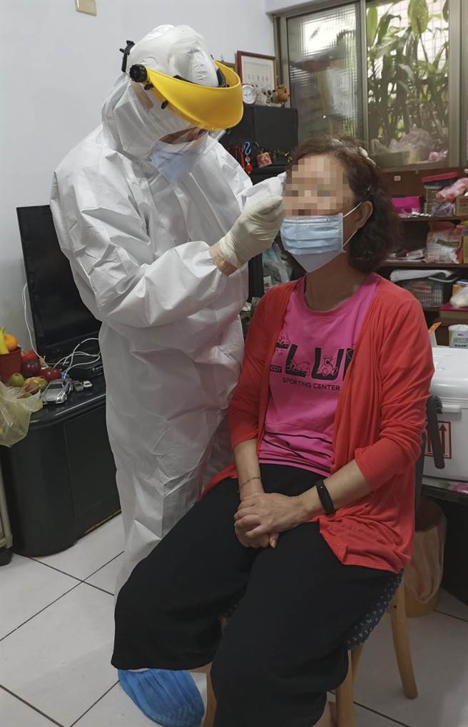 志愿军到宅快筛服务对象主要都是无法自行前往快筛站的民眾。（新北牙医师公会提供）
