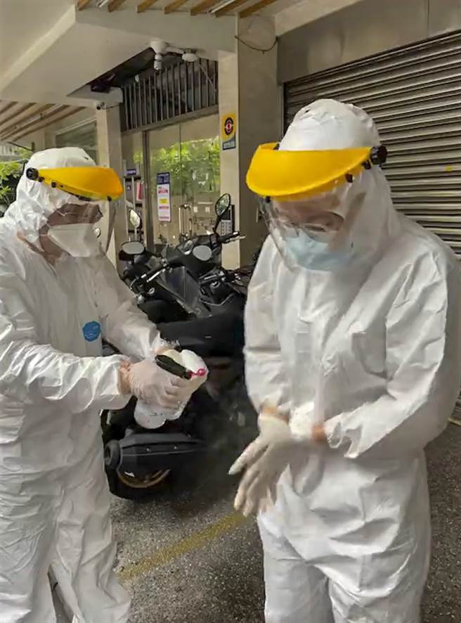 志愿军医师到宅快筛，消毒防护丝毫不马虎。（新北牙医师公会提供）