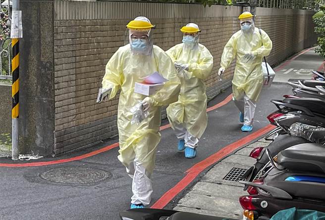 为避免快筛当事人困扰及影响邻居，志愿快筛队都静静地进入个案家中，採检完快速离开。（新北牙医师公会提供）