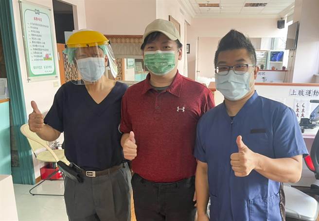 公会理事长叶建阳(中)指定口卫主委范纲信医师(右)全权负责志愿军徵召及教育训练。（新北牙医师公会提供）