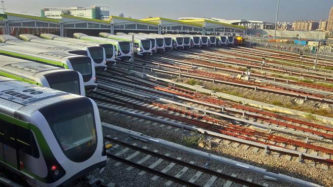 台中捷运绿线营运，与高铁、台铁成为三铁共构重镇，台商回流促使乌日高铁台中站周边开发案热潮。（卢金足摄）