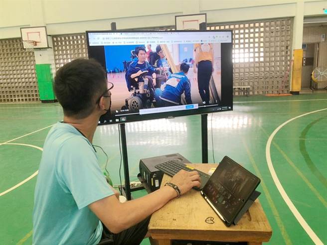 停学到暑假，嘉市国中小取消期末考，成绩评量授权各校弹性计算，至于远距教学持续外，原设置「防疫在家数位学习资源」专区也会持续优化。（嘉义市政府提供∕吕妍庭嘉义传真）