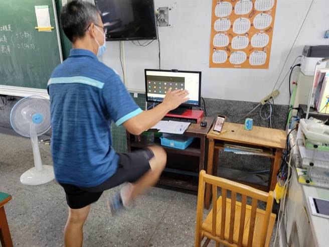 停学到暑假，嘉市国中小取消期末考，成绩评量授权各校弹性计算，至于远距教学持续外，原设置「防疫在家数位学习资源」专区也会持续优化。（嘉义市政府提供∕吕妍庭嘉义传真）