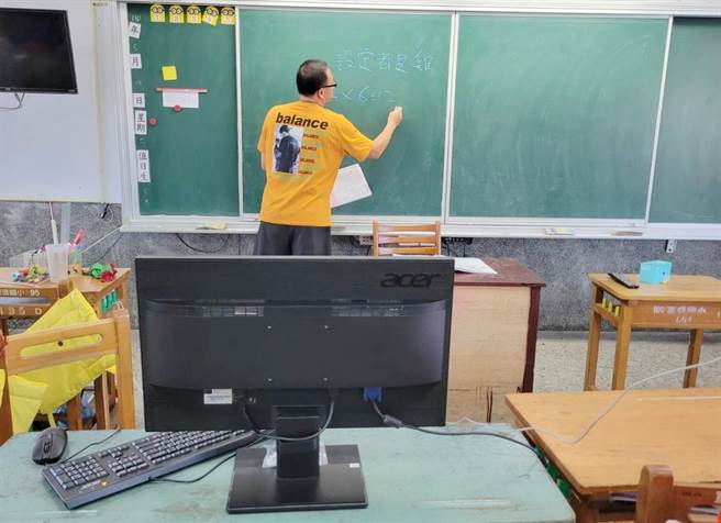 停学到暑假，嘉市国中小取消期末考，成绩评量授权各校弹性计算，至于远距教学持续外，原设置「防疫在家数位学习资源」专区也会持续优化。（嘉义市政府提供∕吕妍庭嘉义传真）