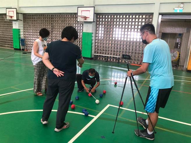 停学到暑假，嘉市国中小取消期末考，成绩评量授权各校弹性计算，至于远距教学持续外，原设置「防疫在家数位学习资源」专区也会持续优化。（嘉义市政府提供∕吕妍庭嘉义传真）