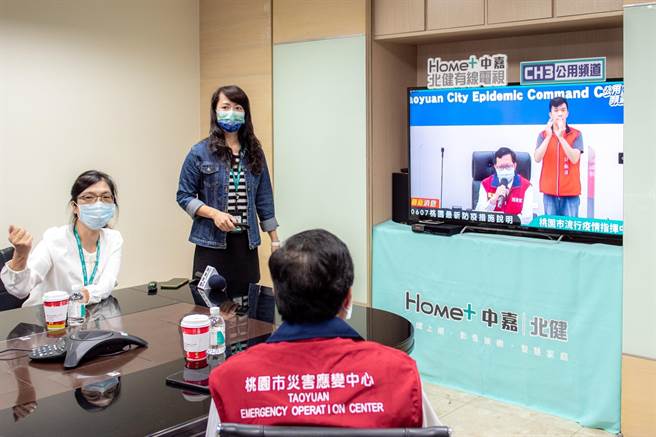 桃园市长郑文灿7日分赴北桃园、北健、南桃园有线电视公司，感谢3业者释出公用频道播映教学课程，支持停课不停学。(市府提供／蔡依珍桃园传真)