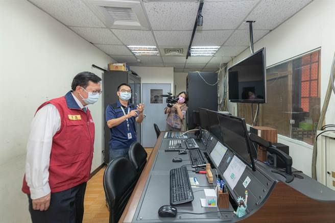 桃园市长郑文灿7日分赴北桃园、北健、南桃园有线电视公司，感谢3业者释出公用频道播映教学课程，支持停课不停学。(市府提供／蔡依珍桃园传真)