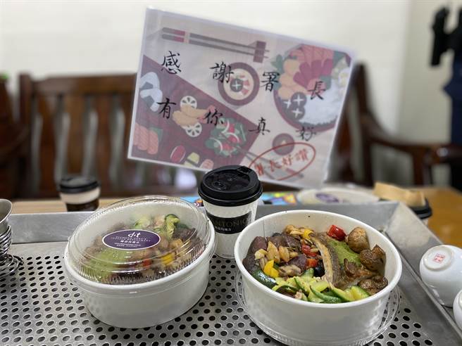 警政署长陈家钦为体恤宜兰员警辛劳，特别订购250份「署长元气便当」，发送至第一线执勤同仁，给予打气与鼓励。(戴志扬翻摄)