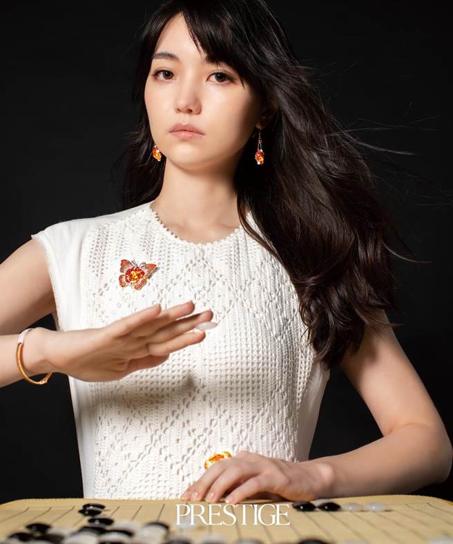 黑嘉嘉内心拥有两灵魂 ：演艺事业「不在计划内」。（PRESTIGE TAIWAN提供）