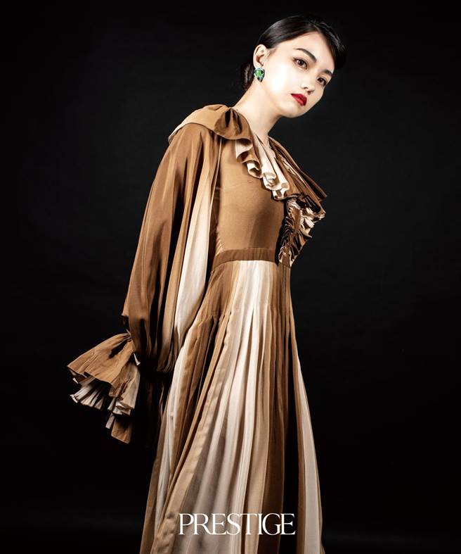 黑嘉嘉以Gucci连身裙，搭配CARIDI FAIRYLAND 女皇绿玉随系列耳环，演绎出奢华感。（PRESTIGE TAIWAN提供）