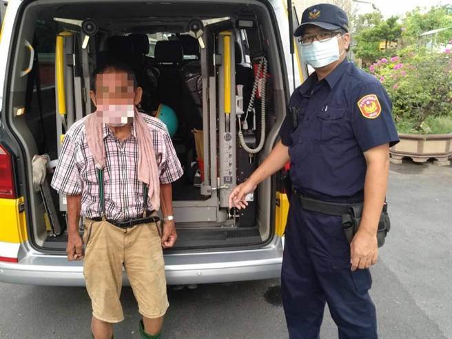 台南市善化警分局溪美派出所员警用人脸辨识系统查出老翁身分并协助护送返家。（读者提供／张毓翎台南传真）