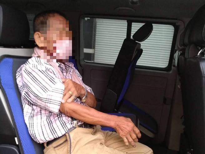 台南市善化警分局溪美派出所员警用人脸辨识系统查出老翁身分并协助护送返家。（读者提供／张毓翎台南传真）