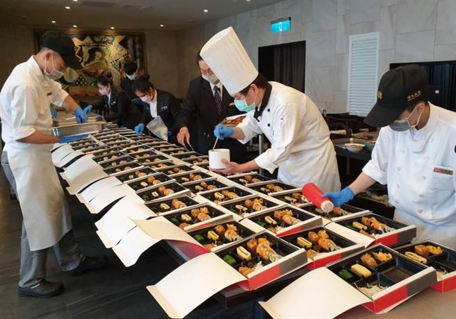 全國升至三級警戒，讓原本仰賴活絡內需市場支撐的餐飲業，情勢急轉直下，成為海嘯第一排的受災戶。(圖／遠見提供)