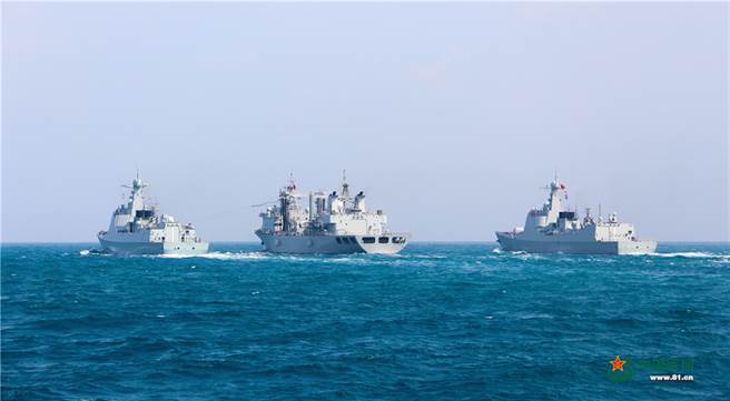 中共海軍艦艇穿越隔開印尼和菲律賓的蘇拉威西海和西太平洋，進行20多個實戰化課題演練。圖為海上補給作業演練。（圖／中國軍網）