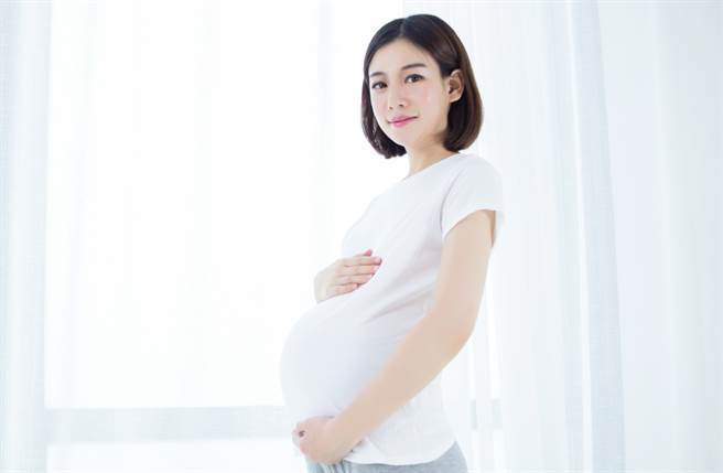 雙子座、白羊座、射手座、巨蟹座個性早熟，談戀愛時追求刺激，是最容易「先有後婚」的4大星座。（圖／Shutterstock）
