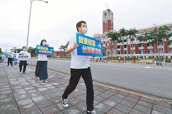 国民党立法院党团从6月4日起为期1周，进行「我要疫苗，台湾要活命」活动，每天上午和下午分别前往总统府与疾管署举牌发声。总召费鸿泰（右起）、书记长郑丽文6日上午率党籍立委绕行总统府，表达人民要新冠肺炎疫苗的心声。（黄世麒摄）