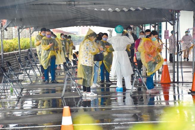 竹南超豐電子6日持續員工快篩，希望今天可篩檢完全部員工。（謝明俊攝）