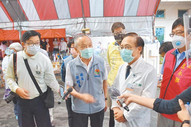 京元電子所在的苗栗頂埔里快篩站，在縣政府及慈濟等合力下6日下午開始運作，縣長徐耀昌（左二）前往了解。（謝明俊攝）
