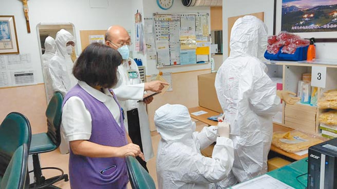 新北市耕莘醫院將心臟加護病房整建改為負壓隔離病房，專門收治重症患者，護理師5日在臉書發文說，院長及護理部主任幫忙在隔離衣上簽上名字，叮嚀「一定要保護好自己」。（摘自臉書社團／葉書宏新北傳真）