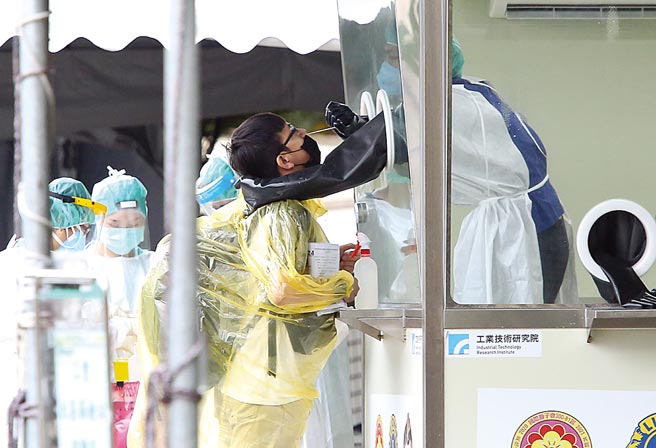 富邦金控与辅大医院合作成立快筛站，今日起正式运作，预估筛检量能每月可达1万人次，创下国内企业界自设快筛站首例。图为新北联医三重院区急诊户外筛检站，医护人员为民眾进行快筛。（陈俊吉摄）