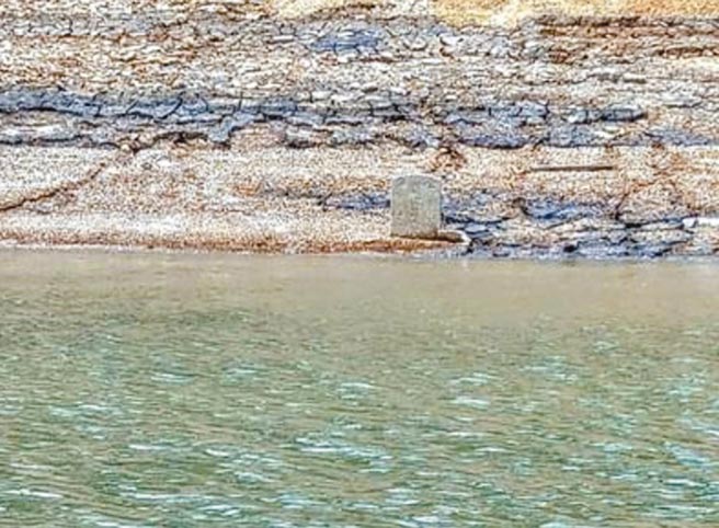 南投日月潭日前受严重乾旱、水位大幅下降，使得清朝道光年间的古墓碑浮出水面，但近日接连下雨、水位恢復到738.68公尺，该墓碑又沉入水中。（摘自《日月潭一等高》脸书／卢金足南投传真）