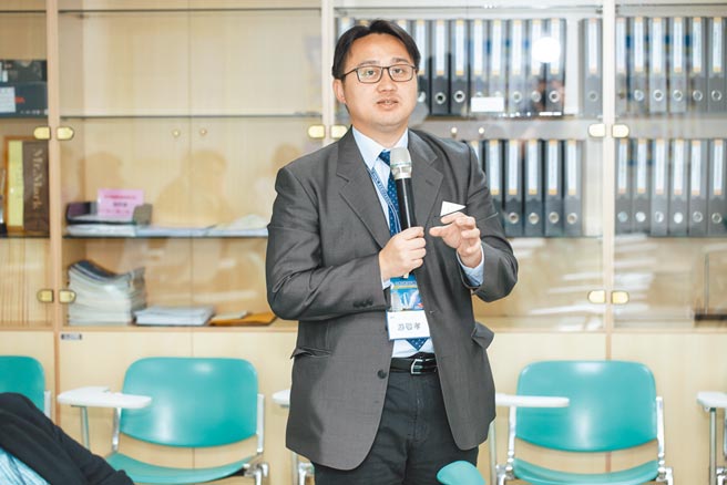 卫福部桃园医院骨科部脊椎外科主任游敬孝表示，女性65岁以上、男性70岁以上或停经后妇女体重50公斤以下，皆是骨质疏松症的高风险族群，应该检测及治疗。（游敬孝医师提供）