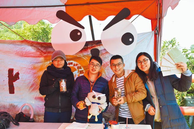 朝阳科技大学师生组成「桐林，让我们一起飞翔」团队，协助桐林社区行销。（朝阳科大提供）