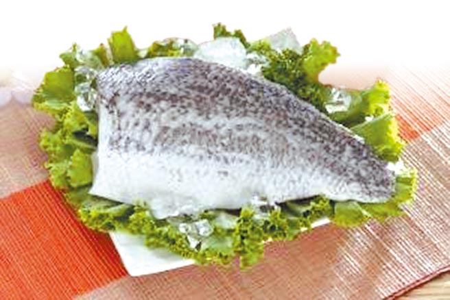 新北市三重示范鱼市场抢进宅商机，推出4款鱼货组合的「鲜鱼箱」，从虱目鱼肚、生鲜小卷、龙虎石斑、蒲烧鳗鱼等应有尽有。（新北市渔业处提供／许哲瑗新北传真）