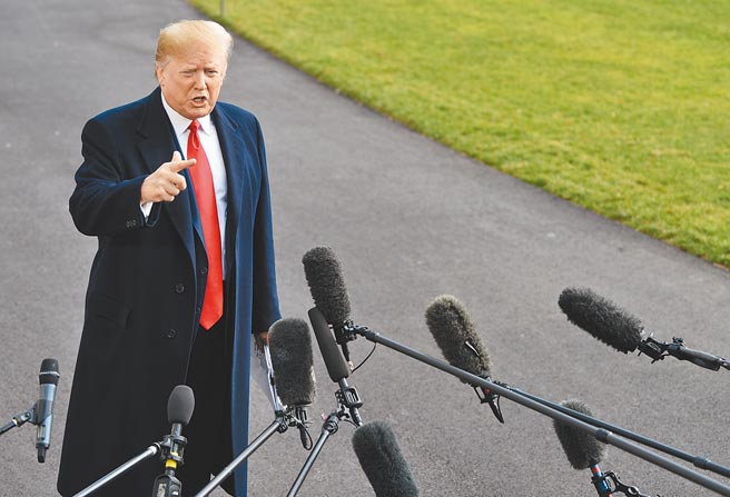 川普5日前往北卡罗莱纳州出席当地共和党代表大会，再度把火力对准中国，要对方为全球的新冠疫情扛责，除支付美国10兆美元（约台币280兆元）赔偿，还呼吁各国把欠中国的债务勾销，赢得听眾如雷喝采。（中新社）