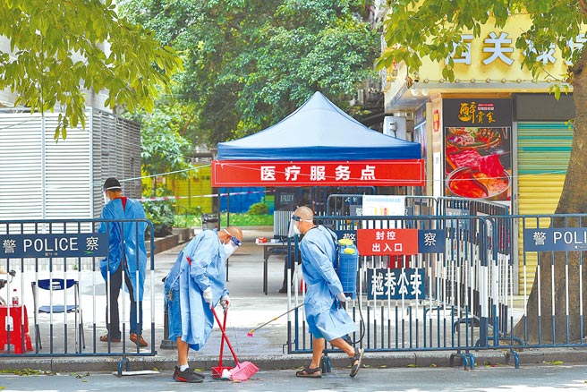 广州官方6日宣布，7日中午12时起，有离开当地需求者需持48小时内核酸检测阴性证明，并要求广州市民非必要不离开广州及广东省，防疫升级形同半封城。（中新社）