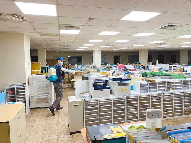 桃園區公所6日再增1員工染疫，累積4員工確診，公所再度清消。（蔡依珍攝）