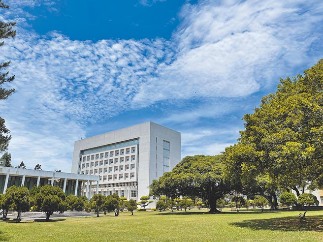 疫情升温时逢搬宿潮，有中央大学学生在抱怨校方强制退宿，对此中央大学澄清，未清空的物品可以延至7月底搬回。(萧灵玺摄)