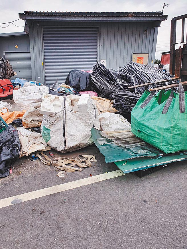 大甲一间违章资源回收厂长期占用道路，无视警方、环保稽查罚锾及断水断电等处置，反而变本加厉愈堆愈多。（陈淑娥摄）
