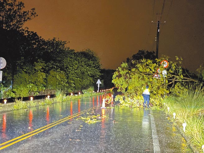 南投竹山镇100线是竹山往返集集及鹿谷主要道路，路树不敌大雨倾倒，员警冒雨徒手清理。（竹山分局提供／卢金足南投传真）