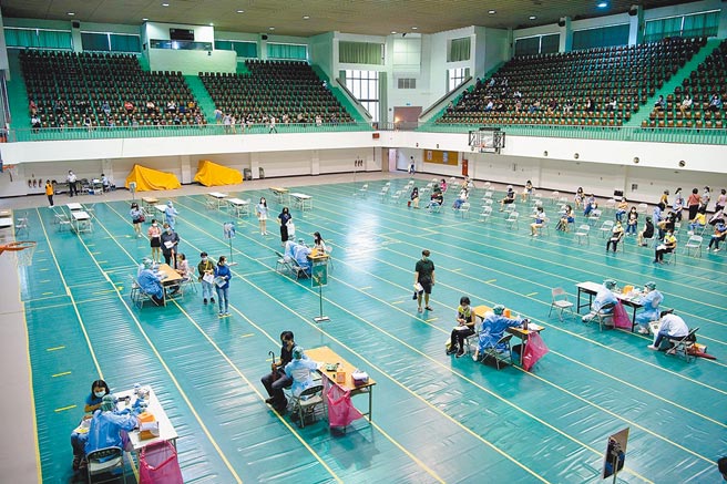 嘉义市港坪体育馆设置大型疫苗接种站。（嘉义市政府提供／廖素慧嘉市传真）