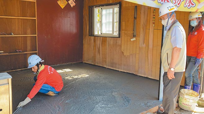 台南市做工行善团于盐水区帮陈姓弱势户修屋，遇疫情停顿，陈姓屋主一家暂借住亲戚家。（台南市劳工局提供／刘秀芬台南传真）