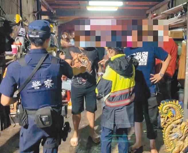 国内疫情持续延烧，防疫三级警戒仍挡不了民眾群聚，高雄前镇区1间宫庙，无视防疫规定聚集信眾诵经，遭到民眾检举。（翻摄照片／刘宥廷高雄传真）